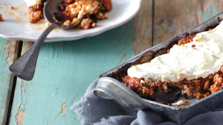 Μελιτζάνες με κιμά και γιαούρτι