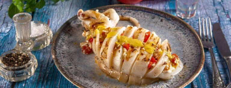 Σουπιές γεμιστές με φέτα και σάλτσα λεμονιού