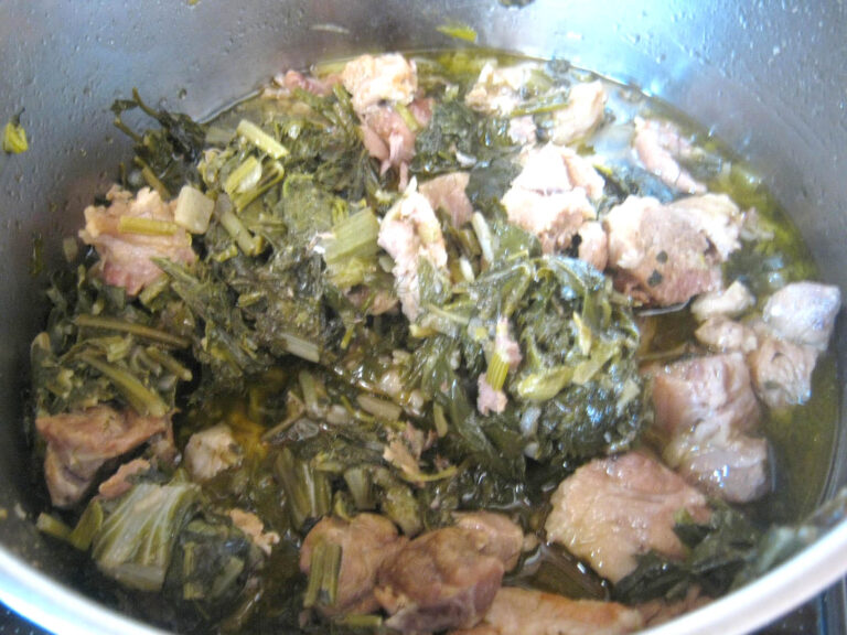 Χοιρινό με τσιγαριστά χόρτα