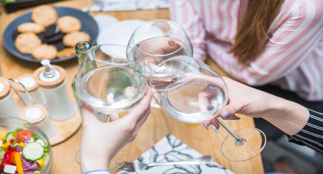 Η αλήθεια για το νερό μαζί με το φαγητό