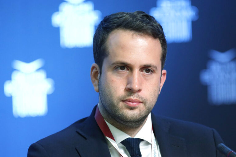 Σοβαρή οικονομική και κοινωνική πολιτική