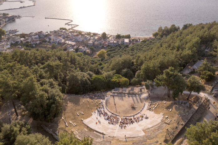 Η ΠΡΩΤΗ ΠΑΡΑΣΤΑΣΗ ΜΕΤΑ ΑΠΟ 14 ΧΡΟΝΙΑ ΣΤΟ ΑΡΧΑΙΟ ΘΕΑΤΡΟ ΘΑΣΟΥ «ΘΡΑΥΣΜΑΤΑ: ΕΥΡΙΠΙΔΗΣ»