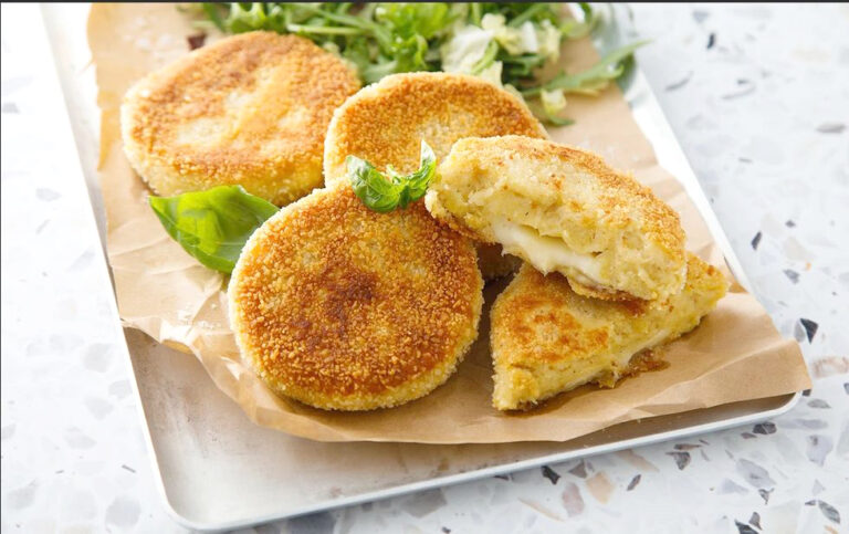 Τηγανίτες πατάτες γεμιστές με τυρί