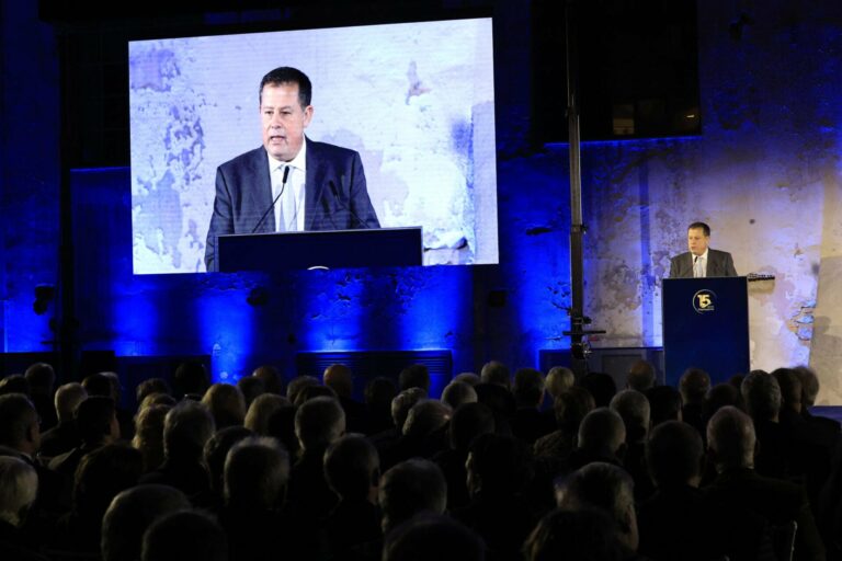 Ο Ιωάννης Φιλιππάκης δεν γιόρτασε μόνο τη «Δημοκρατία» του – Γιόρτασε την Πολιτική στην Ελλάδα όπως θα έπρεπε να είναι