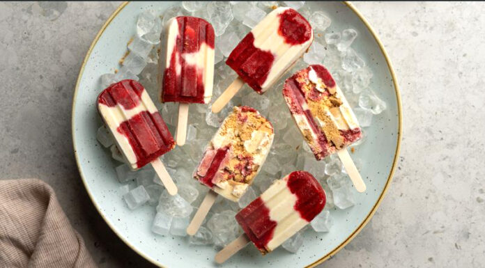 Popsicles με πουτίγκα πρωτεΐνης και μαρμελάδα φράουλα, του Άκη Πετρετζίκη