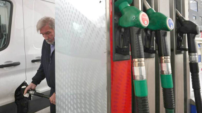 Βενζίνη: Σταγόνα στον ωκεανό η επιδότηση, σταθερά πάνω από 2 ευρώ το λίτρο